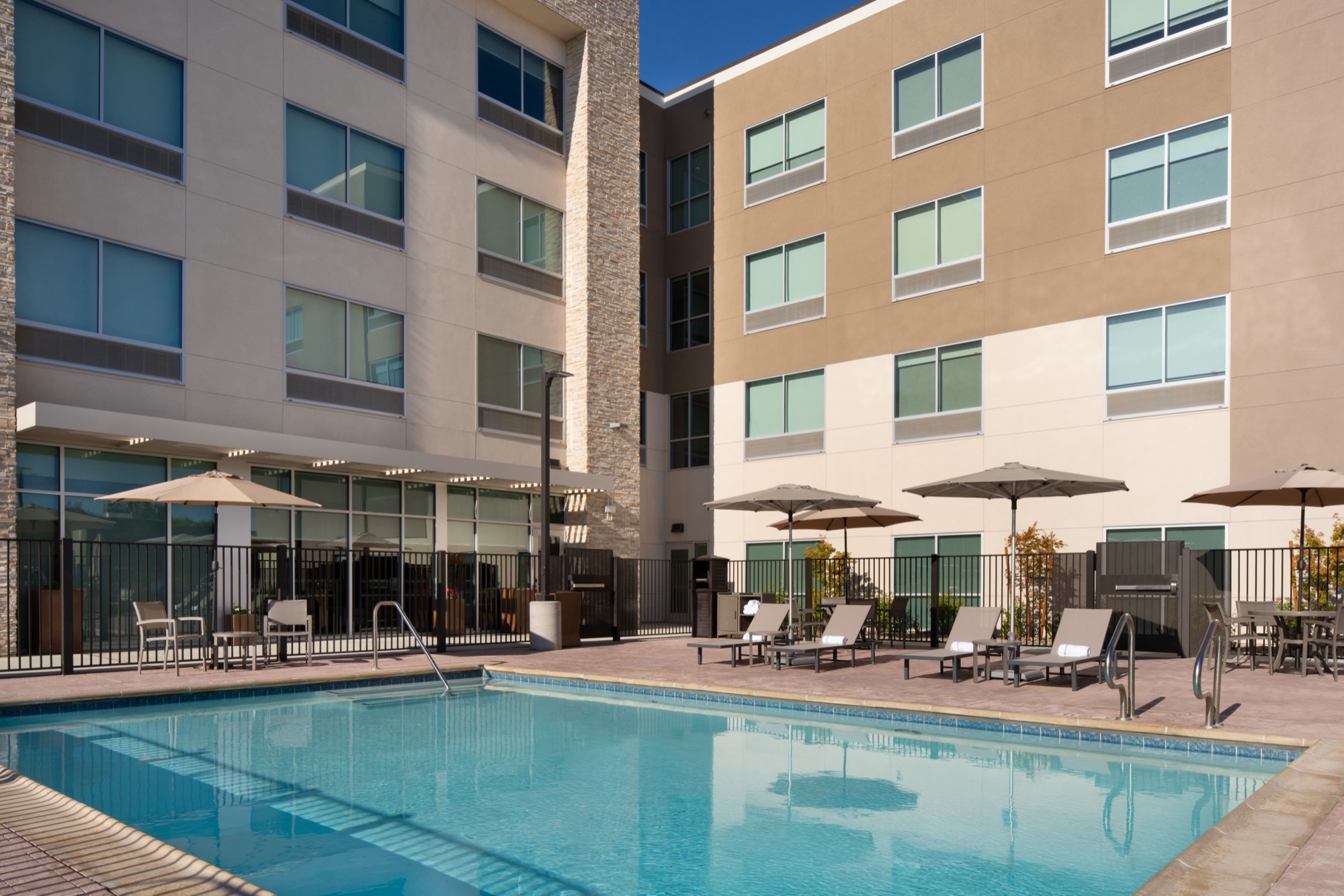 Holiday Inn Express & Suites Fresno Airport, Fresno, CA — photo 5